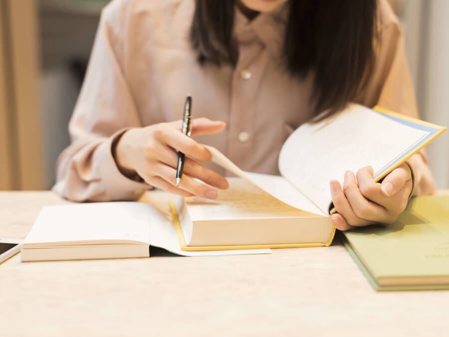 資格勉強をする女性