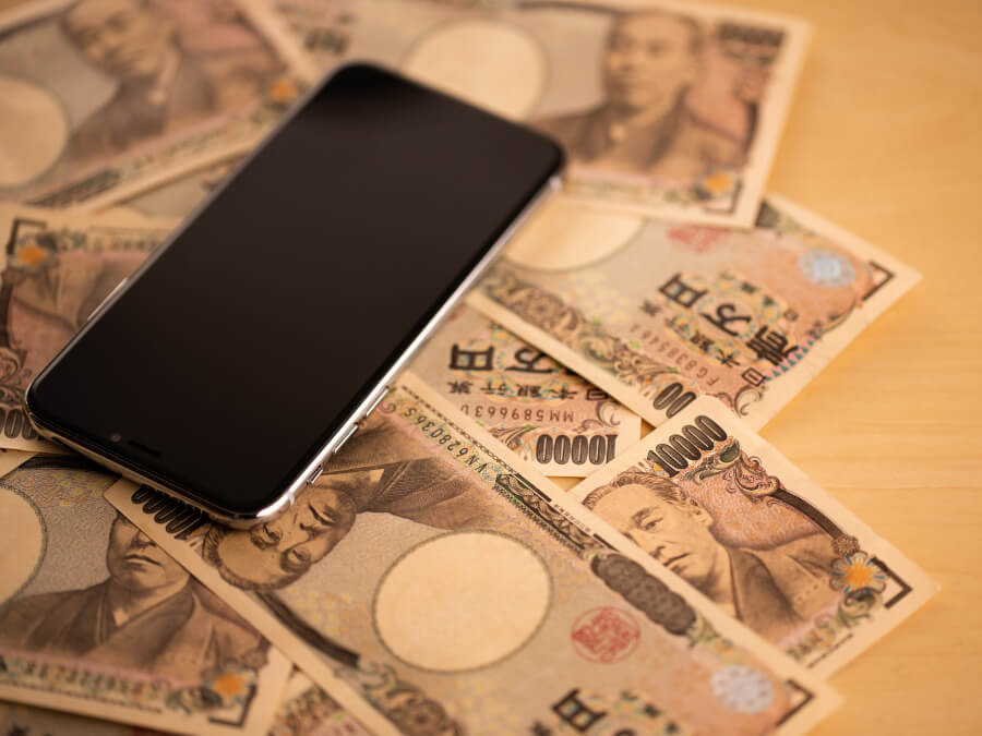 携帯と1万円札