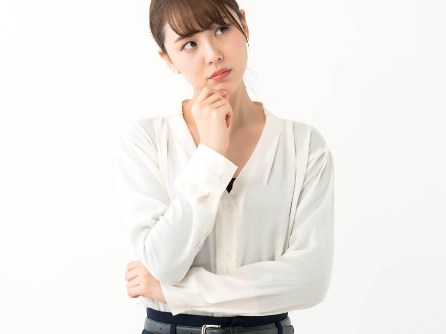 悩む女性